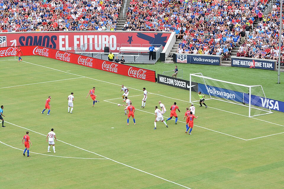 Jugada de córner en un estadio