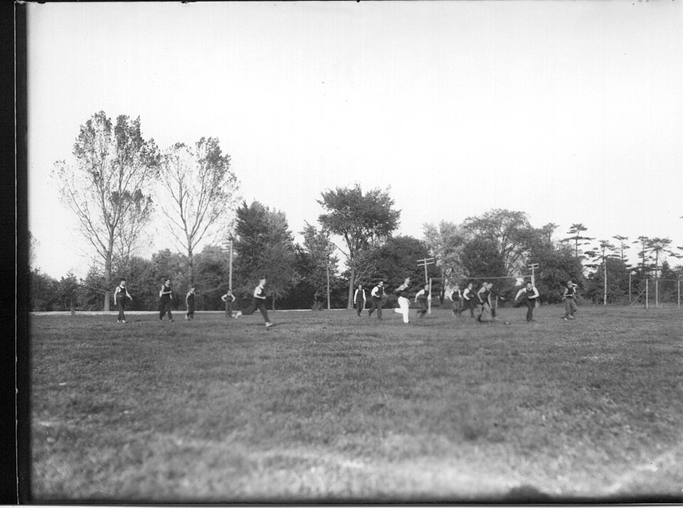 Vista aérea de un partido de fútbol con ambos equipos replegados