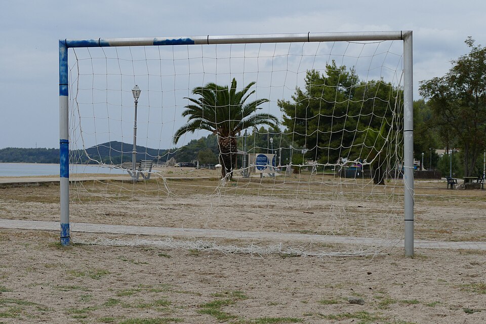 Hinchas viendo un partido de baloncesto en un bar deportivo