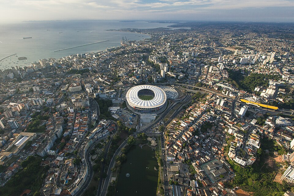 Vista aérea del estadio Arena Fonte Nova en Salvador durante un partido nocturno