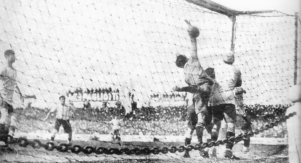 Jugada de córner en un partido de la Liga Profesional Argentina
