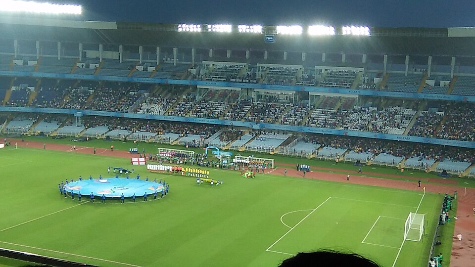 Vista nocturna de un estadio brasileño iluminado