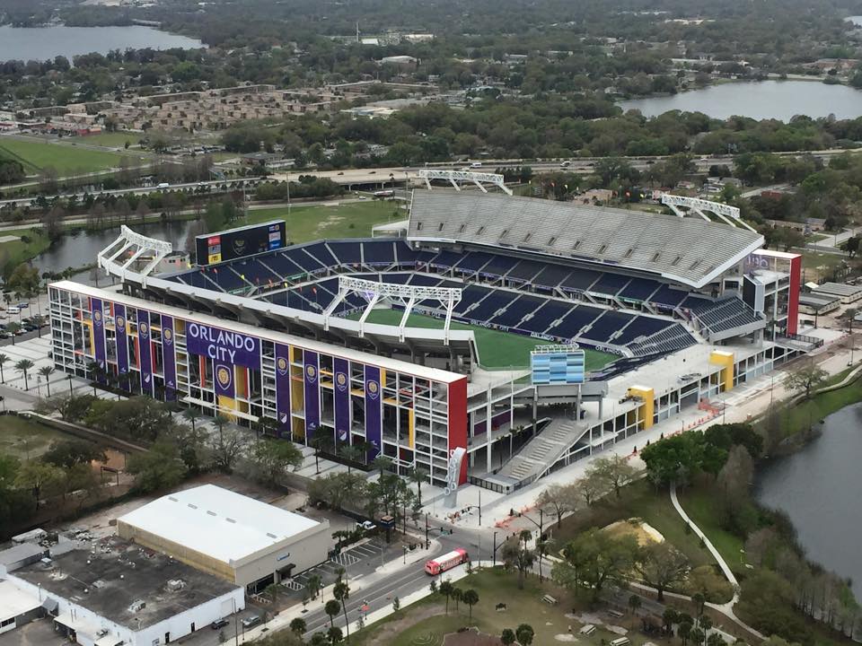 Vista aérea de un partido de fútbol en un estadio brasileño